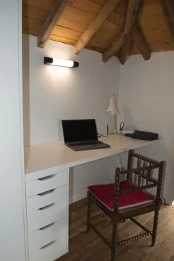 Applique noire tube LED 7W / 500LM culot S19 et prise 2P+T