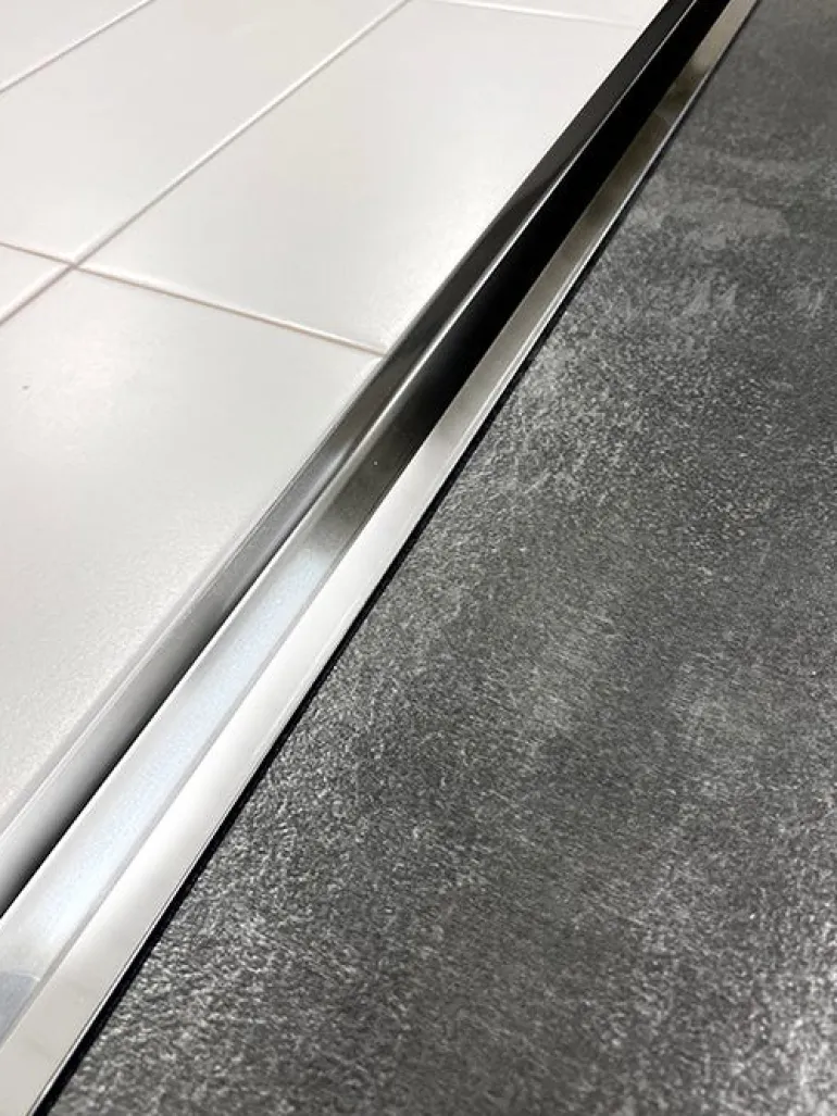 Barre de seuil multi-niveau inox brillant adhésif 3x83cm