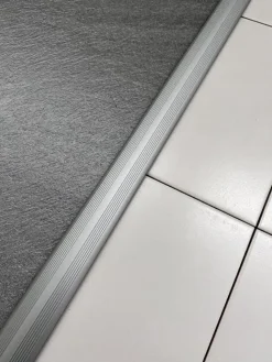Barre de seuil universel alu naturel strié 3,7x83cm