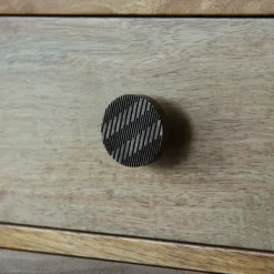 Bouton rond plat Ø45 mm ciselé en bois coloris foncé x2