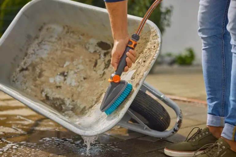Brosse de lavage à main M dure réglable Cleansystem GARDENA