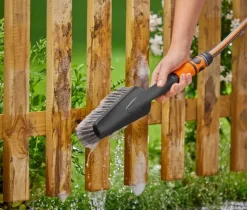 Brosse de lavage à main M souple Cleansystem GARDENA