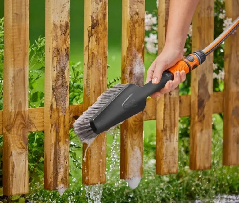 Brosse de lavage à main M souple Cleansystem GARDENA