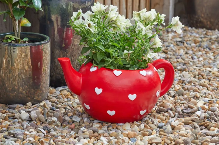 Cache-pot forme Théière rouge avec coeurs