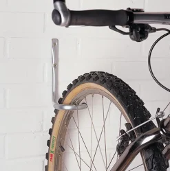 Crochet vélo fixation par la roue
