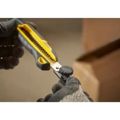 Cutter 18 mm Quick Snap bi-matière molette crantée STANLEY