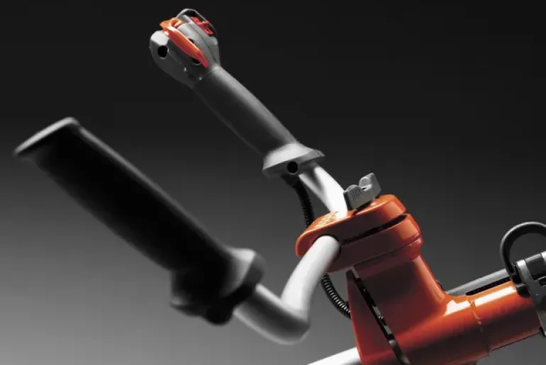 Débroussailleuse thermique polyvalente 135R HUSQVARNA