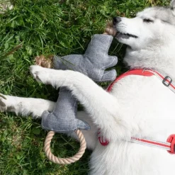 Doudou mascotte chien en tissu et corde 47x24x5 cm gris