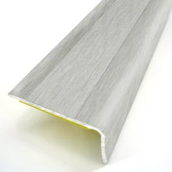 Nez de marche Déco alu métal argent adhésif 3,6x2,4x95cm