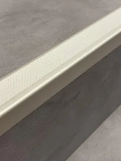Nez de marche strié adhésif alu naturel 3,6x2,4x110cm