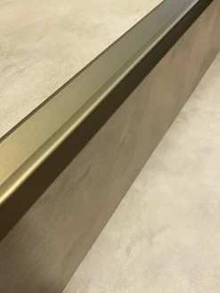 Nez de marche strié adhésif 3,6x2,4x110cm