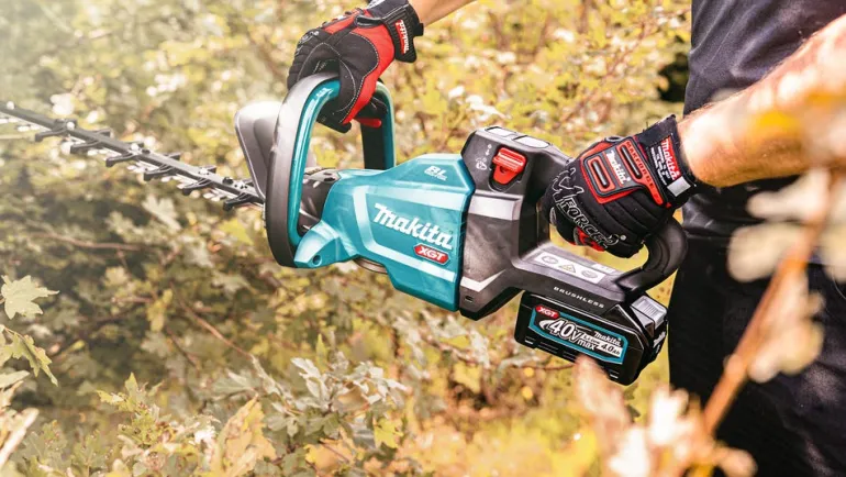 Pack taille-haie/tronçonneuse/chargeur + 2 batteries MAKITA