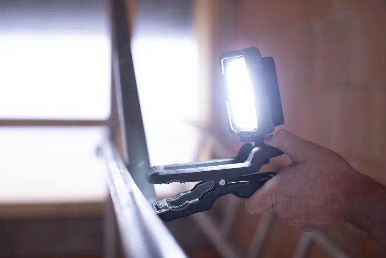 Projecteur de chantier LED à pince rechargeable/orientable