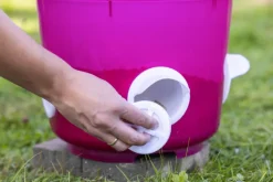 Seau mangeoire pour volaille rose transparent 12L KERBL