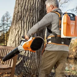 Souffleur sans batterie BGA200 + système de portage STIHL