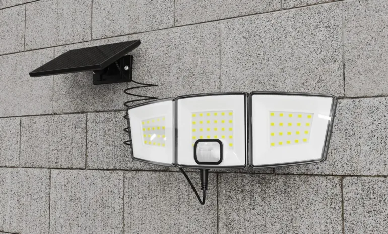 Spot solaire 3 têtes avec IR + panneau déporté 800 lm