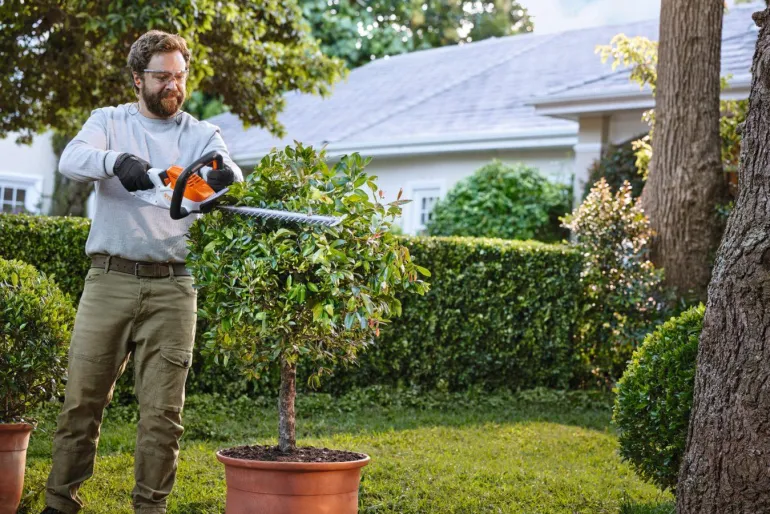 Taille-haie à batterie HSA40 + pack 2 batteries AS 2 STIHL