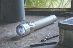 Torche Ultra-Beam à pile 1500 lm