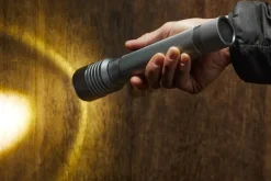 Torche Ultra-Beam à pile 1500 lm