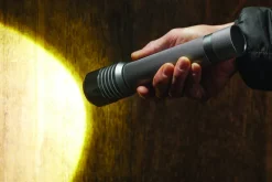 Torche Ultra-Beam à pile 1500 lm