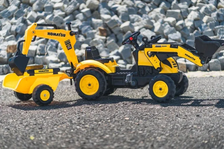 Tractopelle Komatsu avec excavatrice arrière et remorque